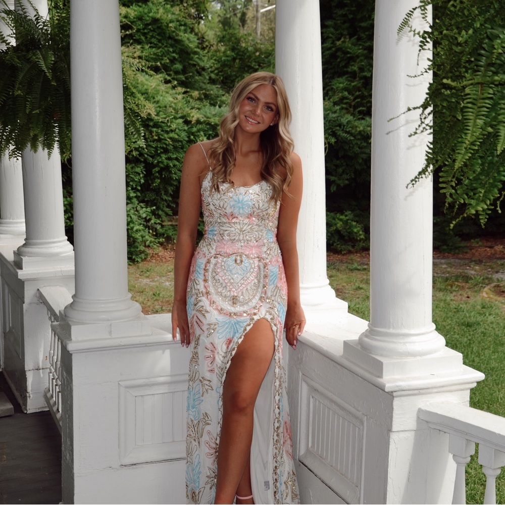 Beautiful prom dress, Rachel Allen size 2 but can fit size 4. I love this dress!